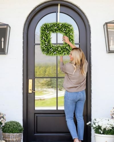 20 in boxwood wreath with white berries, all, close-up detail