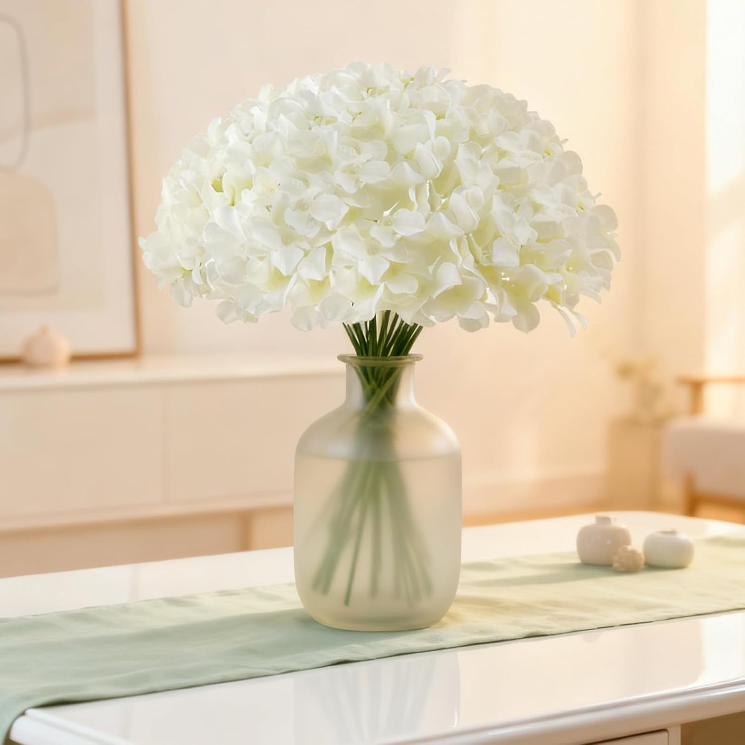 65Pcs White Hydrangea Artificial Flowers Bulk，Realistic Silk Fake Flowers with Stems，Faux Hydrangea Flowers for Wedding Home Decor Centerpieces Living Room Garden Party Baby Shower Decoration