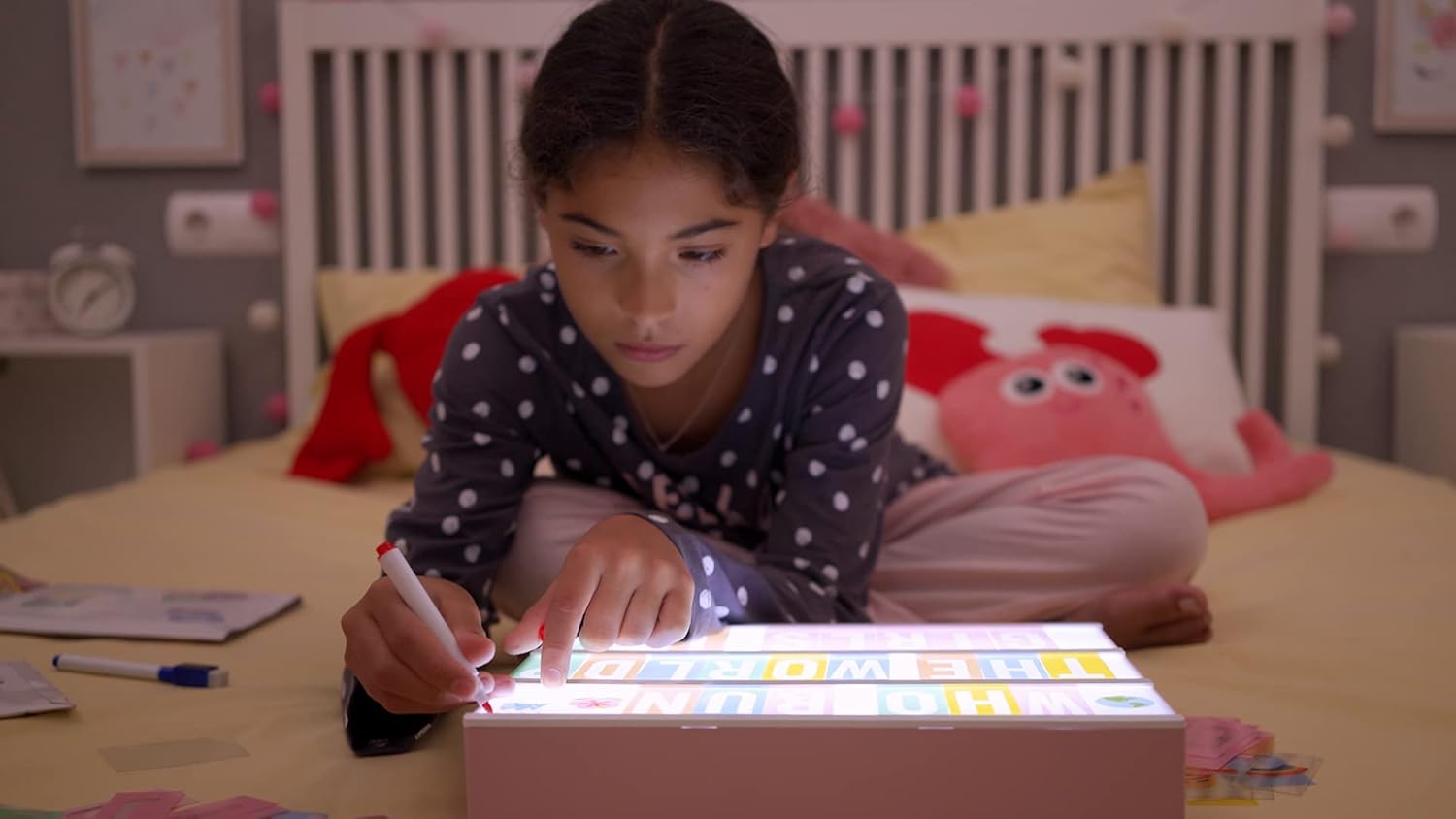 BONNYCO Pink Cinema Light Box with 400 Letters, Emojis, 2 Markers. Led Light Box Home Office and Room Decor, Cinema Led Sign Letters Board. Gifts for Women Girls Christmas Birthdays, Pink Decor