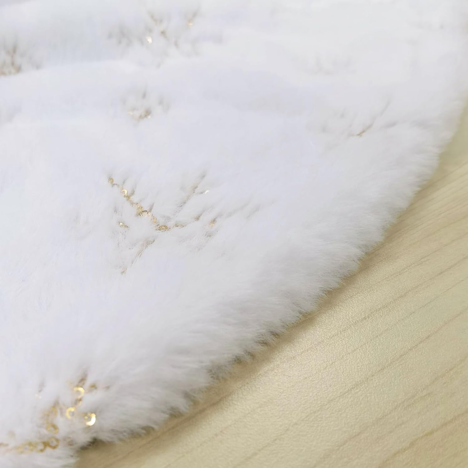 CHICHIC 60 Inch Large Christmas Tree Skirt White Tree Skirt Xmas Faux Fur Tree Skirts Christmas Decorations for Holiday Tree Ornaments Christmas Party Home Decorations with Sequin Gold Snowflakes