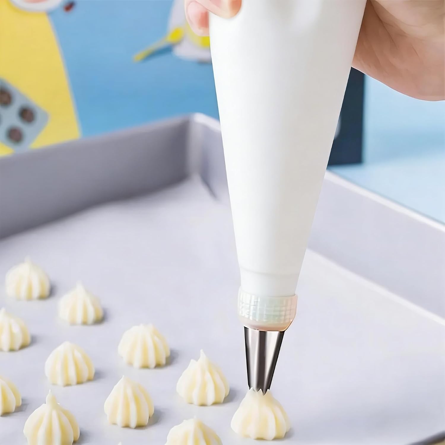 21pcs Cake Decorating Tool Kit – Includes 2 Silicone Reusable Piping Bags, 16 Piping Tips, 3 Cake Scrapers – DIY Cake Decorations and Baking Tools