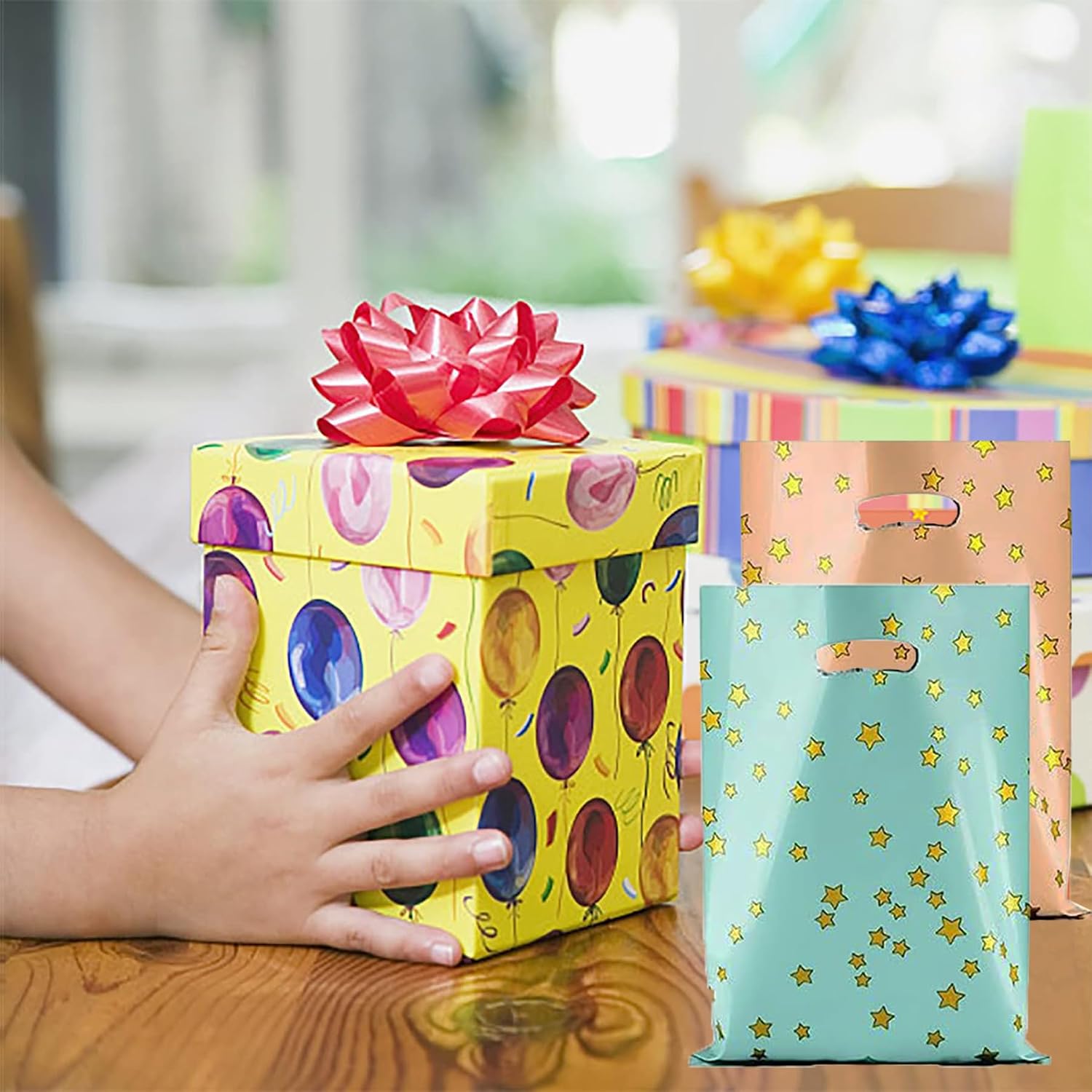 25 Party Favor Bags for Kids Birthdays, Goodie Candy Bags in 5 Colors with Star Pattern