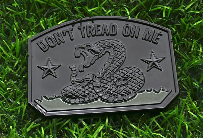 1x Gadsden Flag Rattlesnake Car Emblem 3D Decal Sticker with Don't Tread ON ME Slogan Fit for Car Truck Motorcycle Window Door and Flat Surface (Glossy Black)