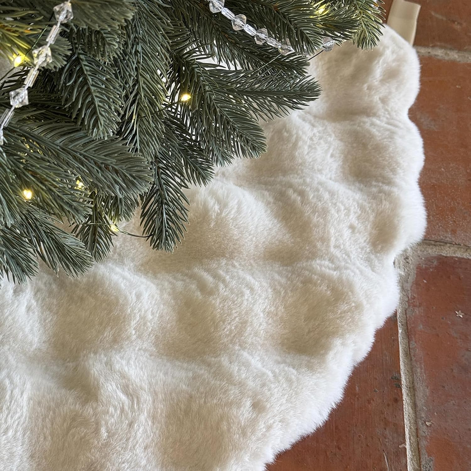 48 inch White Christmas Tree Skirt Large Tree Skirts, Snow White Faux Fur Tree Skirt for 6ft Christmas Tree, Xmas Tree Skirts Christmas Decorations(48 inches)