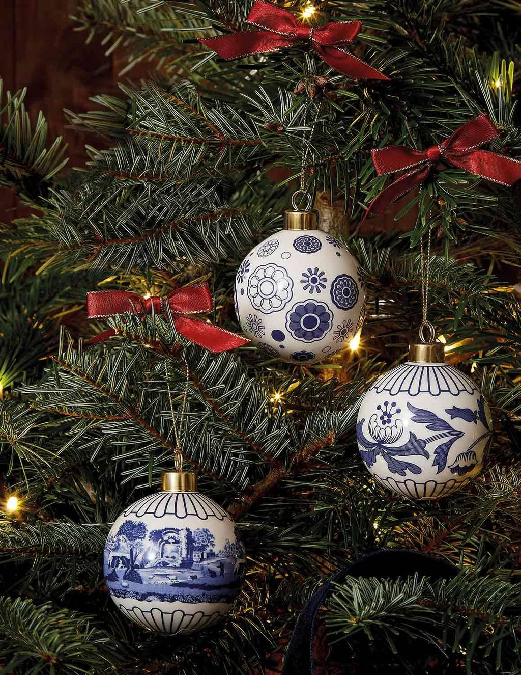 Spode Blue Italian Christmas Bauble - Full Scene Ornament with Classic Blue & White Porcelain Design, Collectible Holiday Decoration for Tree Display or Seasonal Décor - Giftworthy Keepsake