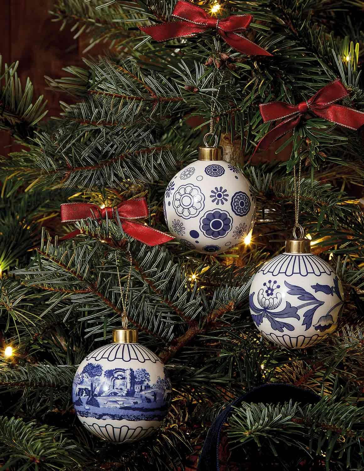 Spode Blue Italian Christmas Bauble - Full Scene Ornament with Classic Blue & White Porcelain Design, Collectible Holiday Decoration for Tree Display or Seasonal Décor - Giftworthy Keepsake