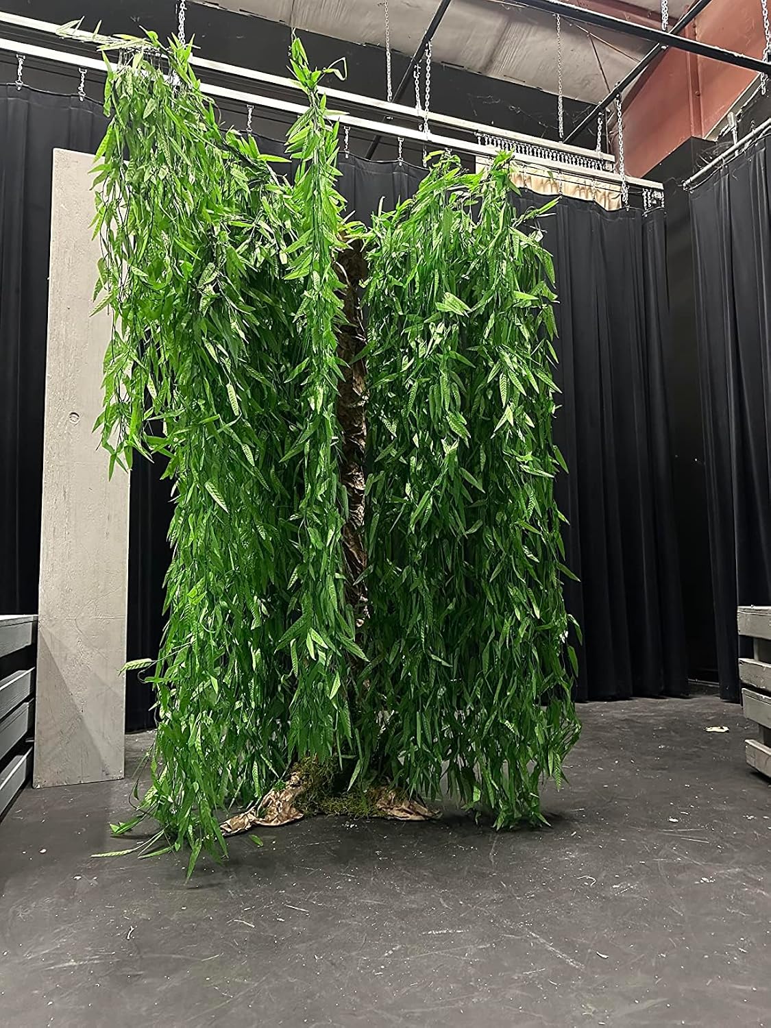 1200 ft artificial ivy garland fake hanging jungle, close-up detail