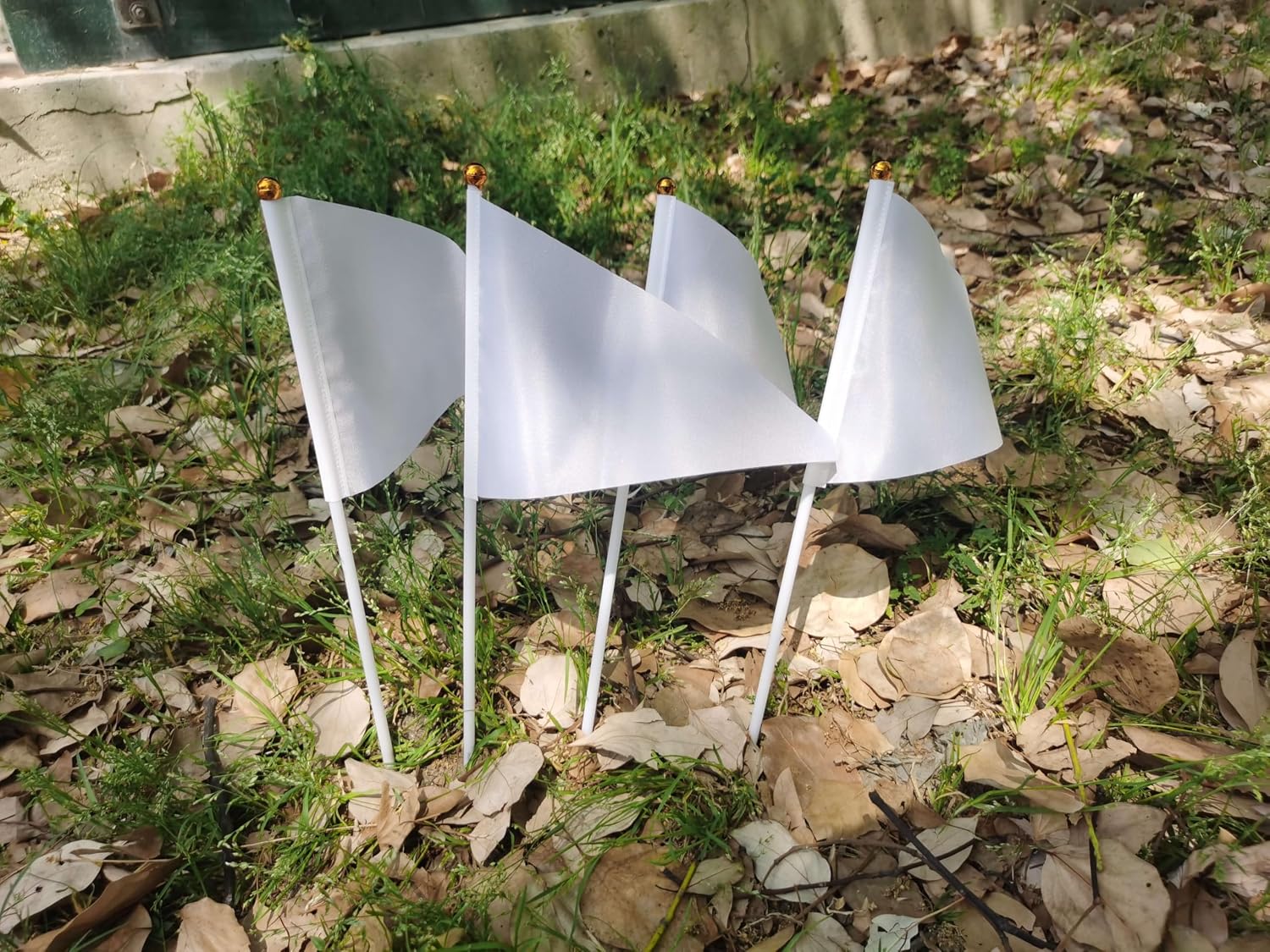 25 Pack White Pennant Flags Small Mini Hand Held Solid Color Pennant Flags On Sticks,Party Events Celebration,School,Grand Opening,Kids Birthday,Sports Clubs,Flower Pot (White)